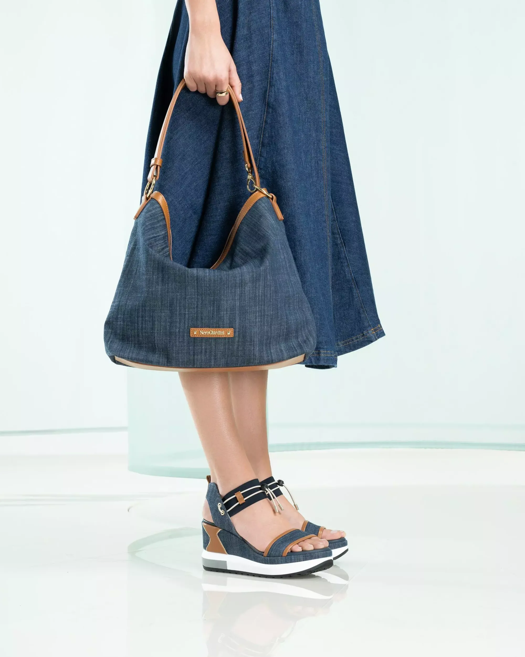 Nero Giardini Borsa Hobo da Donna in Tessuto e Materiale Tecnico Blu Hot